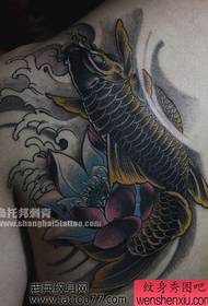 πίσω κλασικό μοτίβο τατουάζ λωτού κυπρίνος