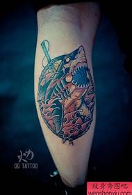 다리에서 인기있는 멋진 상어 문신 패턴