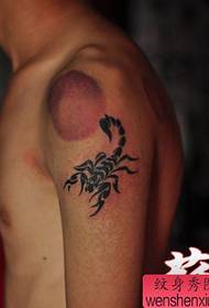 bras beau mode totem motif de tatouage de scorpion