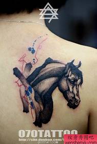 ένα εννοιολογικό ύφος του τατουάζ μοτίβο άλογο δημοφιλή στον ώμο