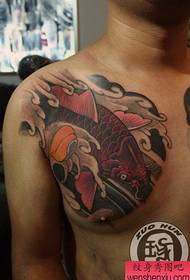 Classici modelli di tatuaggi a forma di calamari tradizionali classici del petto da uomo