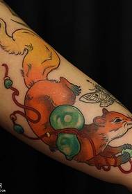 vzor tetovania s veľkou rukou veveričky