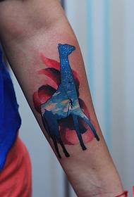 Gomendatu jirafaren tatuaje lan abstraktua