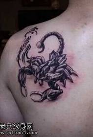 patró de tatuatge d'escorpí a l'espatlla