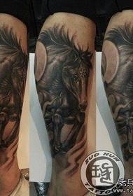 Benet är populärt med ett häftigt tatueringsmönster för häst