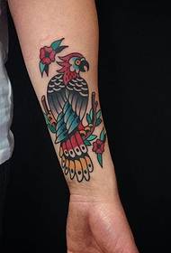 15 tatuajes de loros vivos y fascinantes