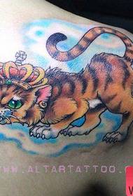 tytöt yllään kruunatun kissan tatuointikuvio