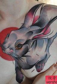 um padrão clássico de tatuagem de coelho no peito