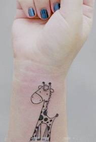 Arm söt liten giraff tatuering mönster