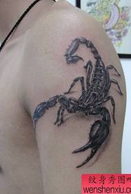 χέρι όμορφος δημοφιλής μοτίβο τατουάζ σκορπιού