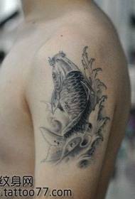 usa ka sundanan nga itom nga grey squid tattoo pattern