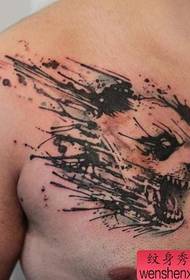 disegno frontale del tatuaggio del panda di inchiostro bello e feroce sul petto anteriore maschile