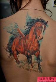 pasi Në anën e pasme një model tatuazhi Pegasus