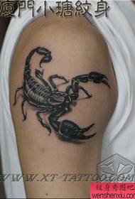 Modello di tatuaggio classico scorpione bianco e nero braccio maschile
