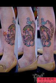 女孩的腿是另一種經典的女猴紋身圖案