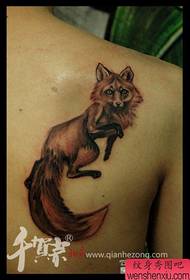 ein fuchs tattoo muster auf der schulter klassisch