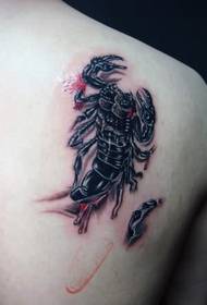 salauzta astes skorpiona tetovējums 131484 - krūtīs dominējošs pincetes tetovējums