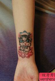 gadis lengan anak kucing pola tato lucu
