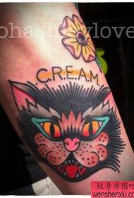 Рука популярного европейского и американского стиля татуировки кота