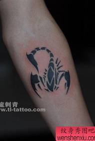klasická móda rameno totem škorpión tetovanie