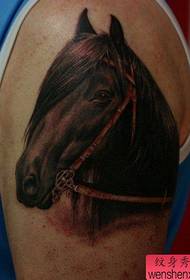 brazo masculino guapo popular tatuaxe de cabalo