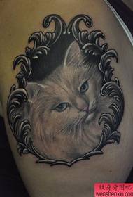 手臂上經典的英俊白貓紋身圖案