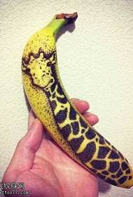 Тату банан на Жирафе