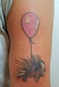 fiúk a karján festett gradiens egyszerű vonal léggömbökkel és sündisznó tetoválás képekkel