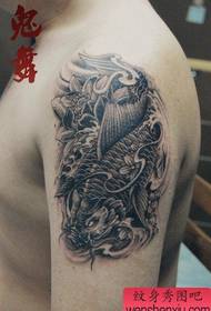 patrón de tatuaje de calamar gris negro popular popular brazo masculino
