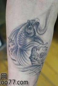 rameno čierne sivé malé tetovanie zlatá rybka