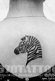 apẹrẹ tatuu zebra abila ni ẹhin ọmọbirin naa