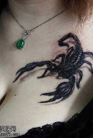 ຮູບແບບ tattoo scorpion ຫນ້າເອິກເທິງ