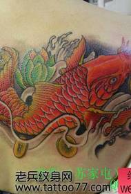 美麗的背部彩色魷魚紋身圖案