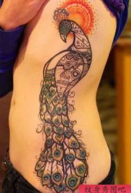 modello di tatuaggio bellissimo pavone totem bella vita