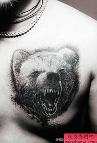 vīrieša priekšējā krūtīs super skaists melnā lāča tetovējums