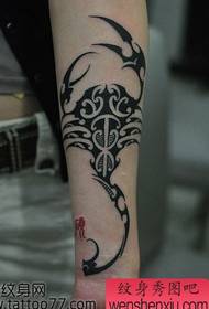 ένα χέρι όμορφο κλασικό μοτίβο τατουάζ σκοποβολής σκορπιού