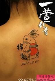 татуировка спины милого кролика