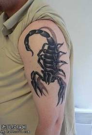 rokas modes skorpiona tetovējuma modelis