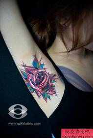 braccio femminile all'interno del popolare bellissimo modello di tatuaggio rosa