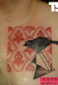 davanti al petto un piccolo classico tatuaggio del passero