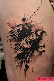 un popular patró clàssic de tatuatge de corb a la tinta