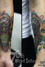 padrão de tatuagem de coruja clássico popular de braços de meninos