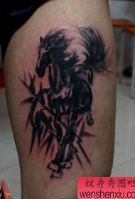 mannlige ben Kinesisk stil blekk maleri hest tatovering mønster