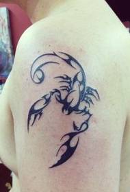 model de tatuaj scorpion cu totem cu aspect bun