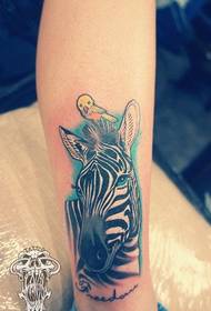 muundo wa tattoo ya zebra ya kisasa na mguu mzuri