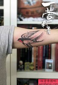arm populära klassiska lilla svälja tatuering mönster