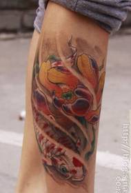 Ben ser bra ut i populära tioarmad bläckfisk lotus tatuering mönster