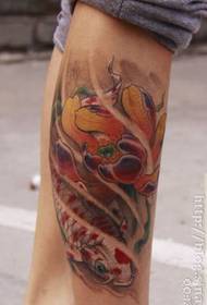 Maayo nga tan-awon ang mga bitiis sa bantog nga pattern sa tattoo nga squid lotus