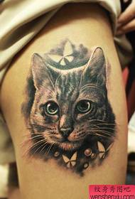un patrón de tatuaje de gato gris negro en la pierna de la niña