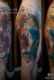 modello di tatuaggio calamaro tradizionale splendidamente popolare gamba